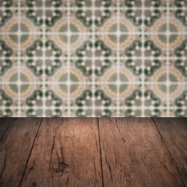 Plateau de table en bois et mur de motif de carreaux de céramique vintage flou — Photo