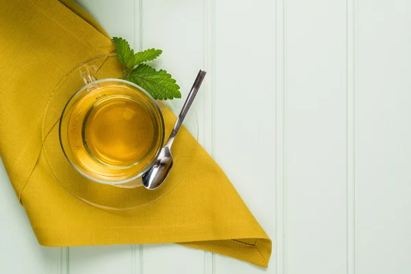 Melissa bir cam bardak bitkisel çay — Stok fotoğraf