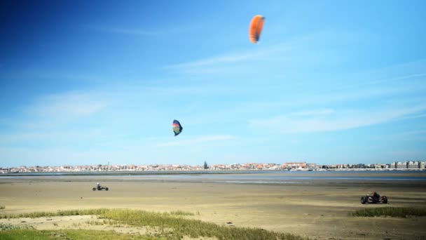 Kite buggies en acción — Vídeo de stock