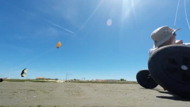 Kite buggies en acción — Vídeo de stock