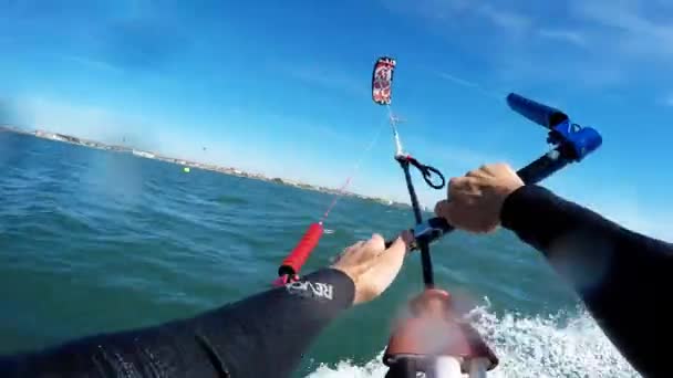 Ralph Hirners kitesurfing første persons synsvinkel – Stock-video