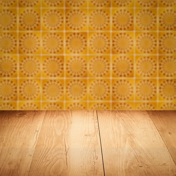 Mesa de madera superior y desenfoque de cerámica vintage patrón de la pared — Foto de Stock