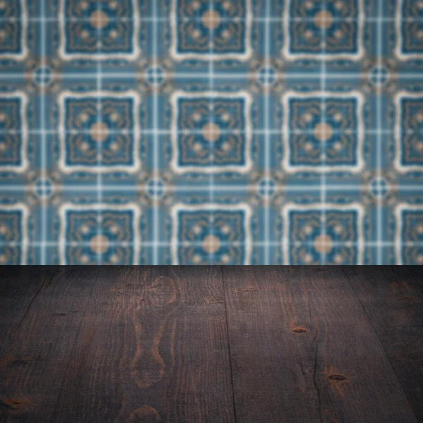 Plateau de table en bois et mur de motif de carreaux de céramique vintage flou — Photo