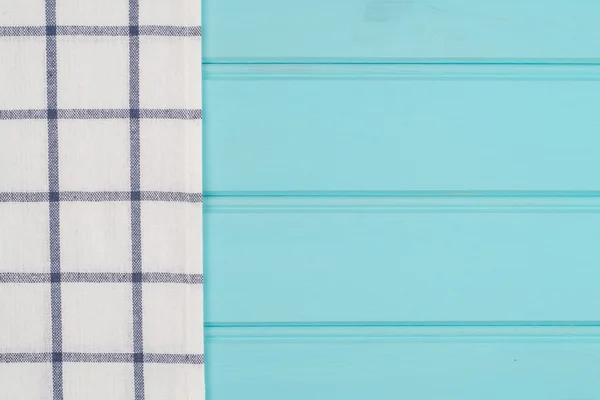 Modrý a bílý ručník nad stůl — Stock fotografie
