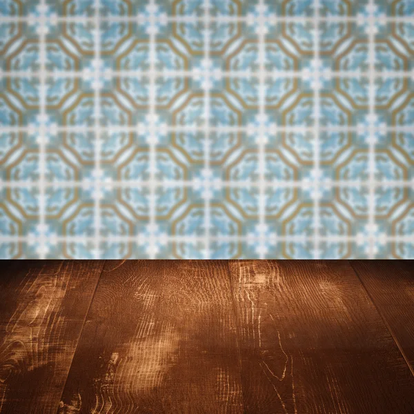 Plateau de table en bois et mur de motif de carreaux de céramique vintage flou — Photo