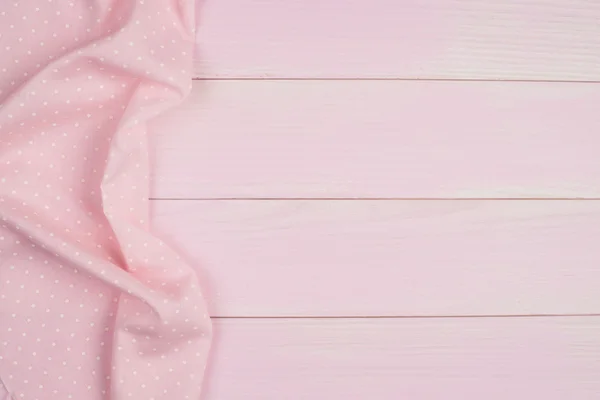 Розовое полотенце над деревянным столом — стоковое фото