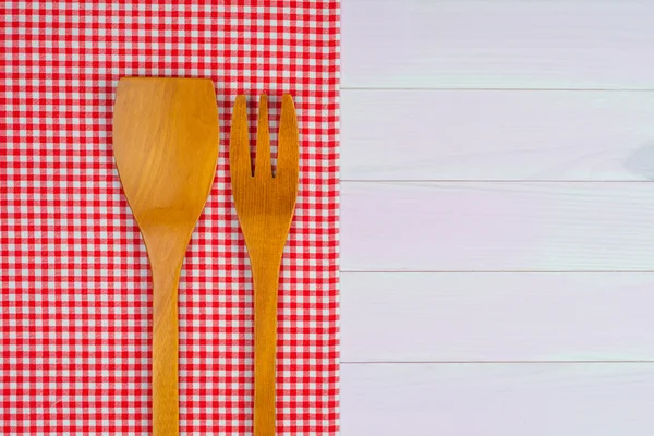 Utensílios de cozinha em toalha vermelha — Fotografia de Stock