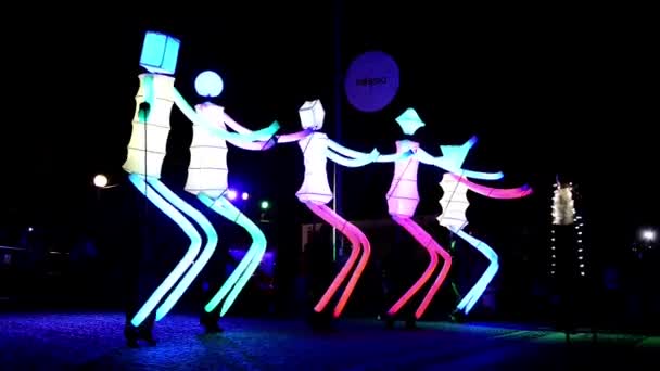 İspanya'dan El Carromato tarafından gerçekleştirilen büyük dansçılar — Stok video