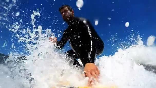 Surfen in golven — Stockvideo