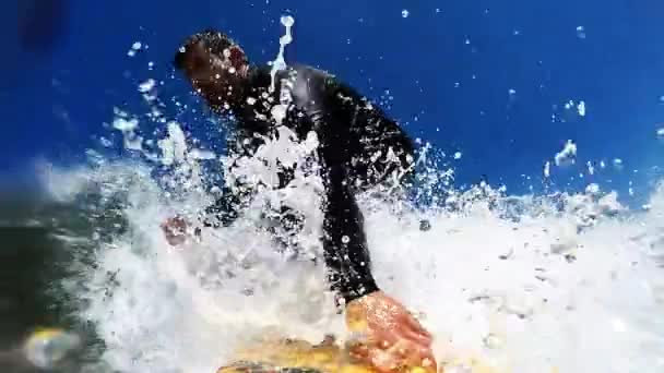 Surf en olas — Vídeos de Stock