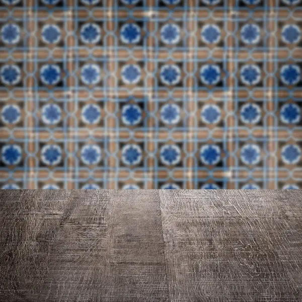 Plateau de table en bois et mur de motif de carreaux de céramique vintage flou — Photo