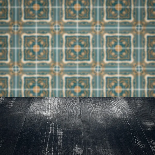 Plateau de table en bois et mur de motif de carreaux de céramique vintage flou — Photo