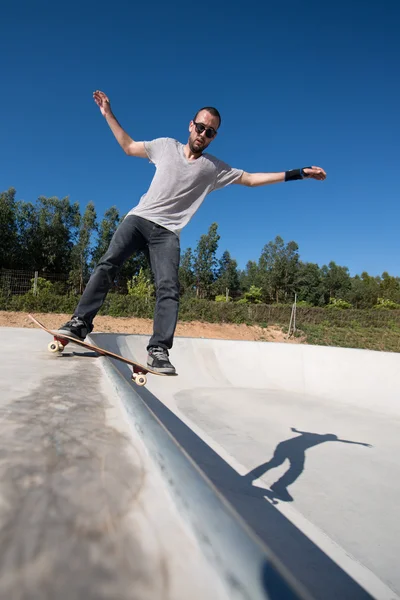 Skateboarder em um slide — Fotografia de Stock