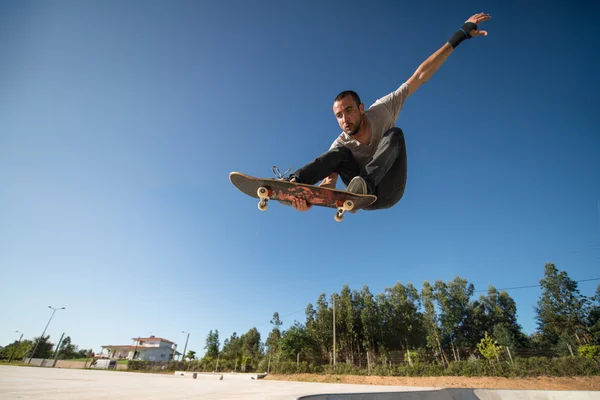 Летящий скейтбордист — стоковое фото