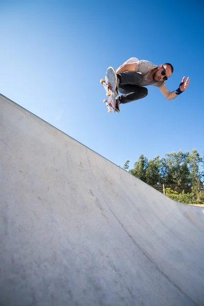 Skateboarder vuelo — Foto de Stock