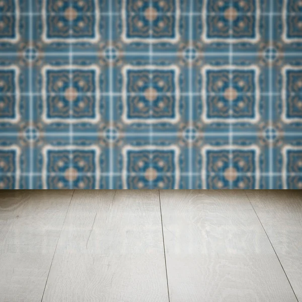 Plateau de table en bois et mur de motif de carreaux de céramique vintage flou — Photo