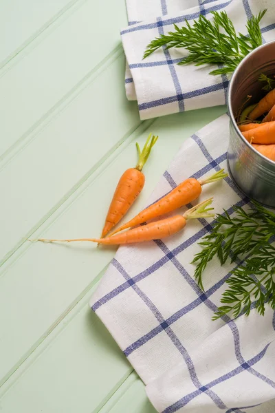 Morötter på träbord — Stockfoto