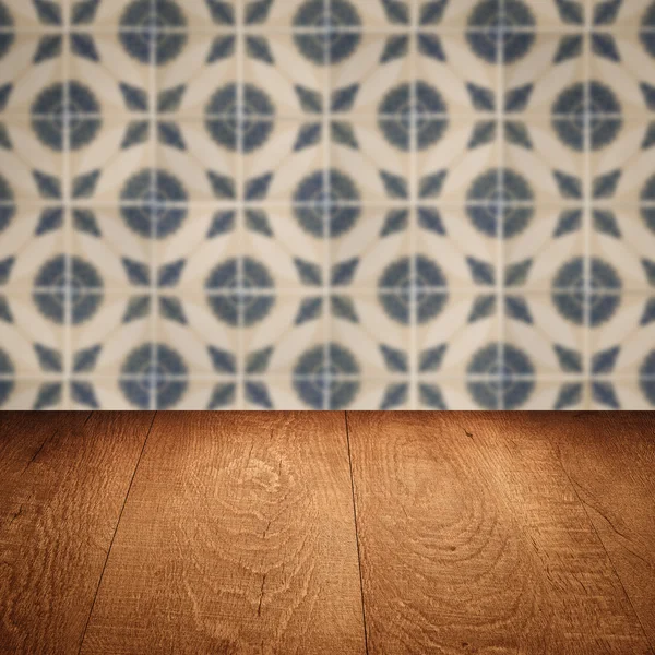 Plateau de table en bois et mur de motif de carreaux de céramique vintage flou — Photo