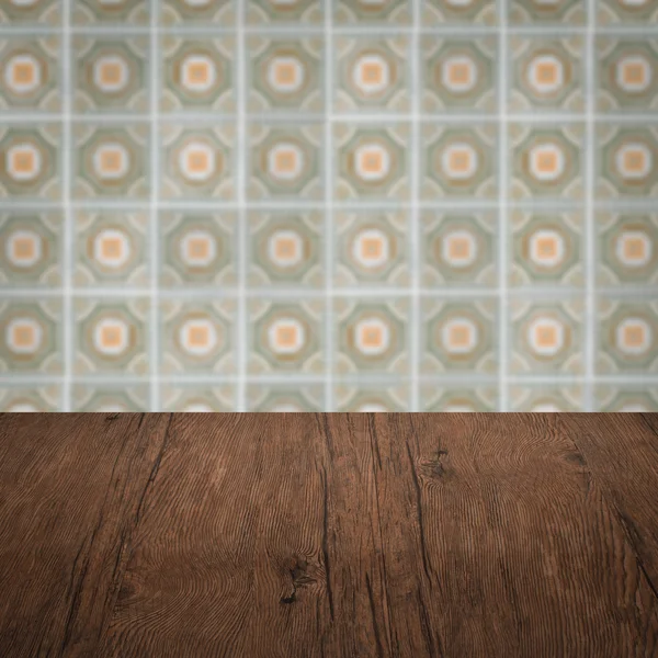 Plateau de table en bois et mur de motif de carreaux de céramique vintage flou — Photo