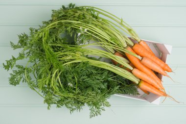 Tahta masadaki havuçlar