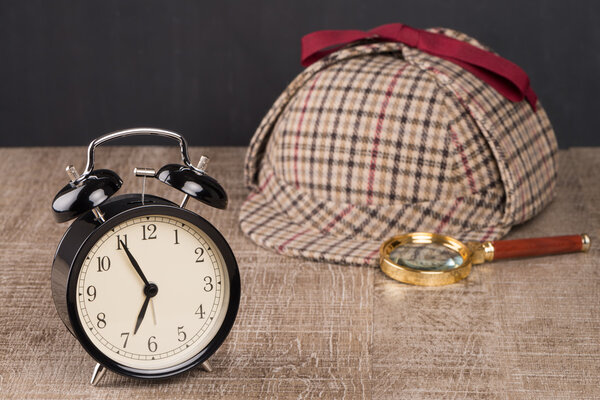 Шляпа Шерлока и лупа
