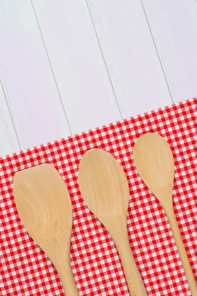 Utensílios de cozinha em toalha vermelha — Fotografia de Stock