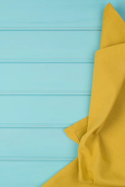 Grünes Handtuch über Holztisch — Stockfoto