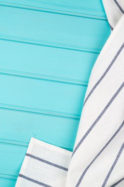 tablo üzerinde mavi ve beyaz havlu