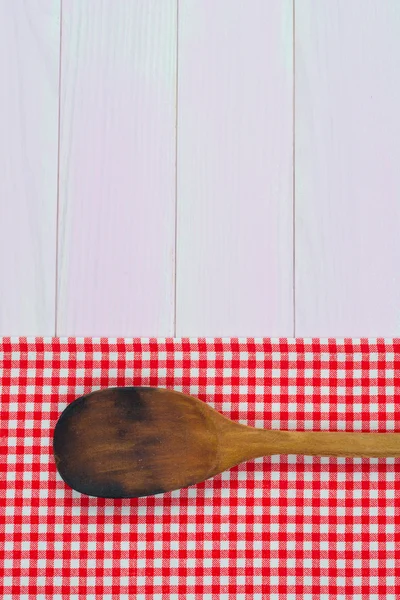 Utensílios de cozinha em toalha vermelha — Fotografia de Stock