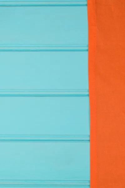Oranje handdoek over houten tafel — Stockfoto