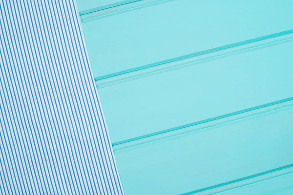 Serviette bleue et blanche sur la table — Photo