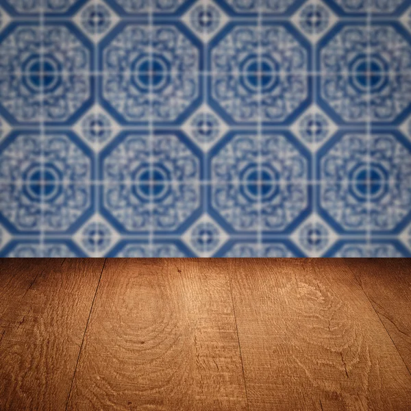 Plateau de table en bois et mur de motif de carreaux de céramique vintage flou — Photo