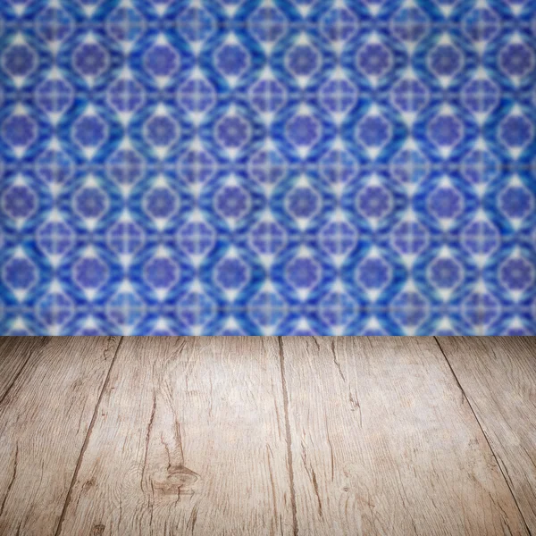 Plateau de table en bois et mur de motif de carreaux de céramique vintage flou — Photo