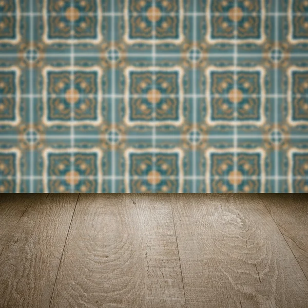 Plateau de table en bois et mur de motif de carreaux de céramique vintage flou — Photo