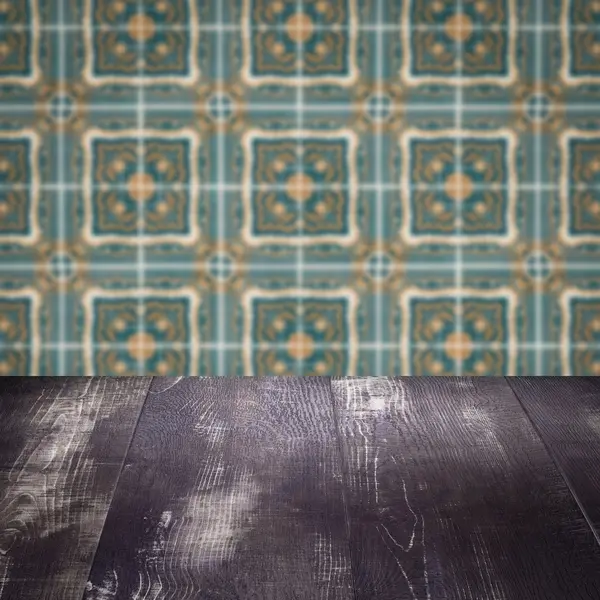 Plateau de table en bois et mur de motif de carreaux de céramique vintage flou — Photo