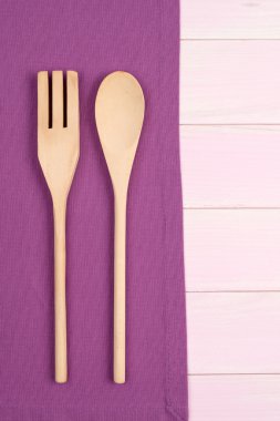 Mor havlu üzerinde mutfak eşyaları