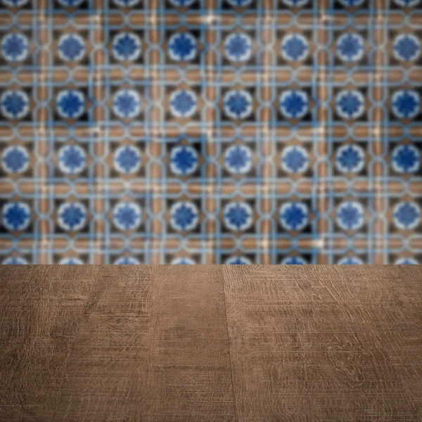 Plateau de table en bois et mur de motif de carreaux de céramique vintage flou — Photo