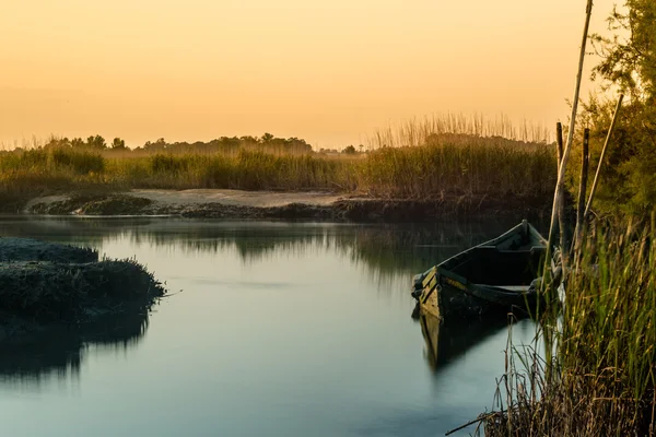 Boat on a lake. — Stock Photo, Image