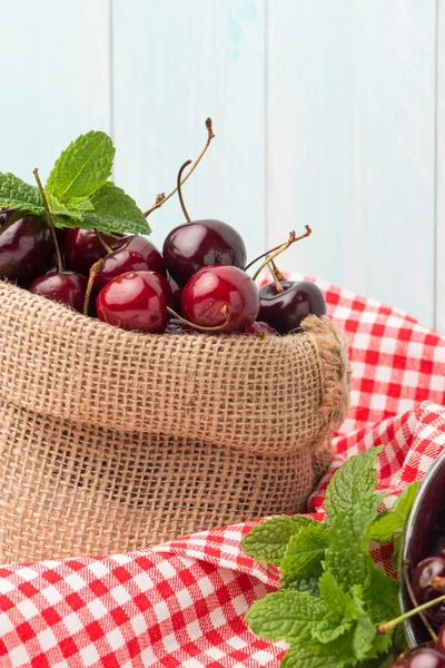 Cerezas en bolsa pequeña —  Fotos de Stock