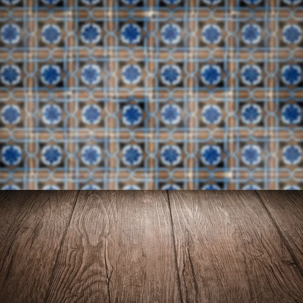 Plateau de table en bois et mur de motif de carreaux de céramique vintage flou — Photo