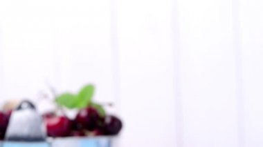 küçük metal kovada kiraz