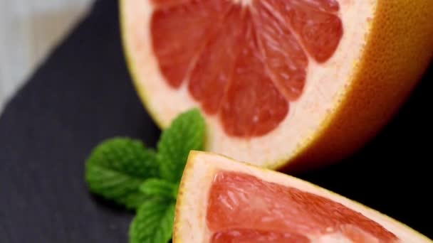 Érett grapefruit고립 된 상자에 원시 메 추 라 기 계란의 그룹 — Stock videók