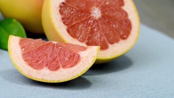 Érett grapefruit고립 된 상자에 원시 메 추 라 기 계란의 그룹 — Stock videók