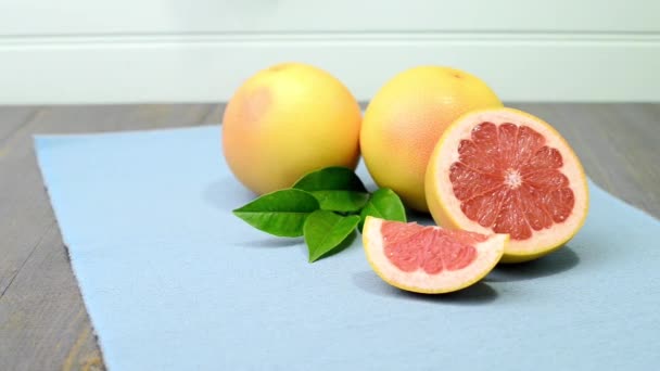 Спелые грейпфруты — стоковое видео