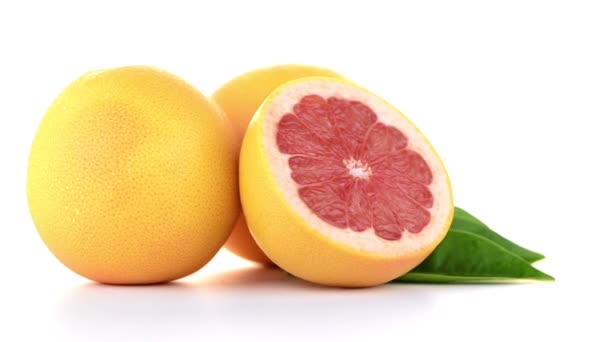 Rijp gesneden rode grapefruit — Stockvideo