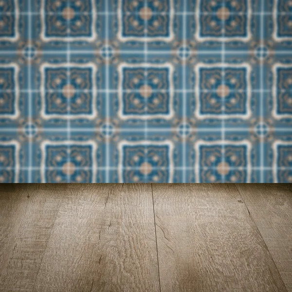 Plateau de table en bois et mur de motif de carreaux de céramique vintage flou — Photo