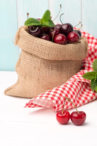 Cerezas en bolsa pequeña —  Fotos de Stock