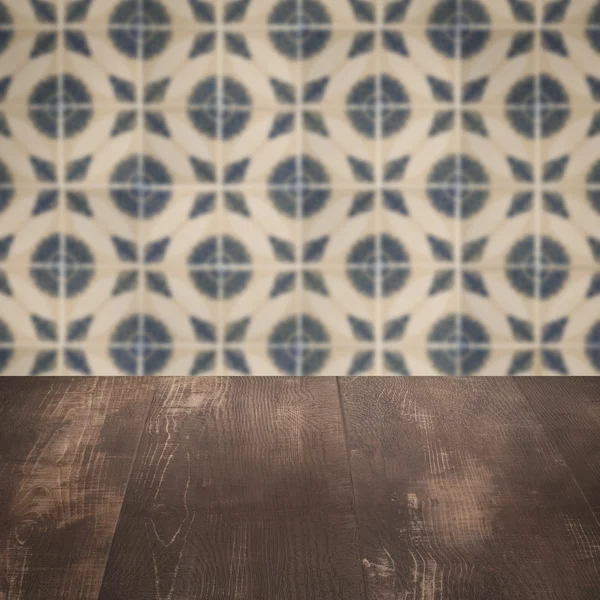 Plateau de table en bois et mur de motif de carreaux de céramique vintage flou — Photo