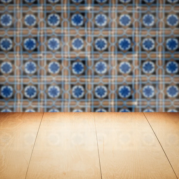 Plateau de table en bois et mur de motif de carreaux de céramique vintage flou — Photo