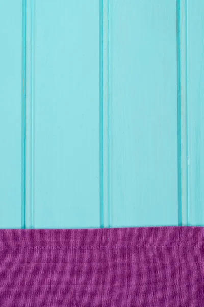Serviette violette sur table en bois — Photo